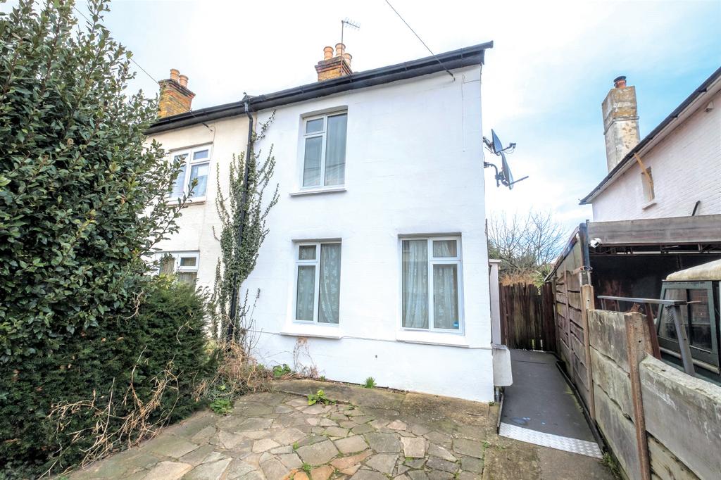 15 Alexandra Road, Addlestone, Surrey 3 bed semidetached house £200,000