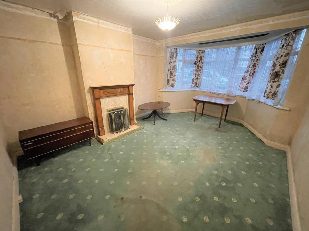 108 Onslow Gardens, South Woodford 2 bed flat £170,000