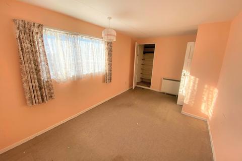 2 bedroom end of terrace house for sale - 16 Stapleford Way, Swindon