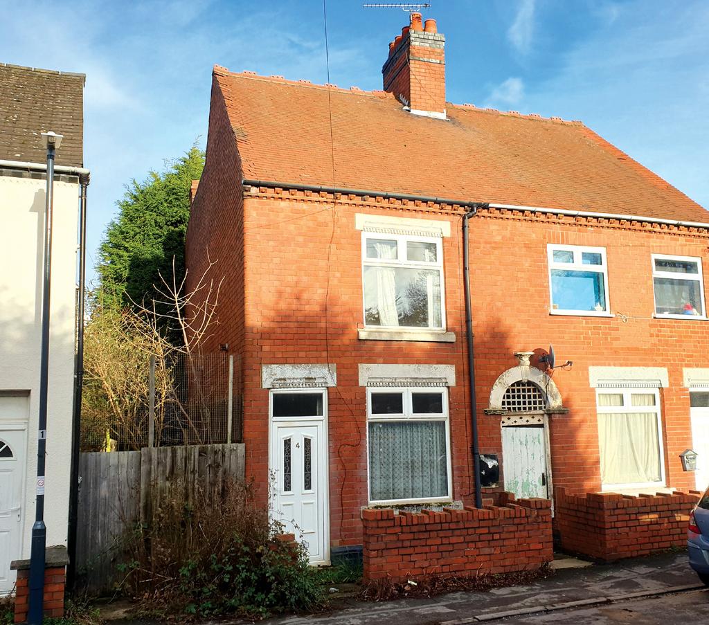 4 Oldbury Road, Hartshill, Nuneaton... 2 bed semidetached house £50,000