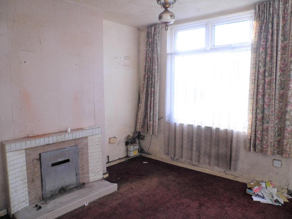 4 Oldbury Road, Hartshill, Nuneaton, Warwickshire 2 bed semidetached house £50,000