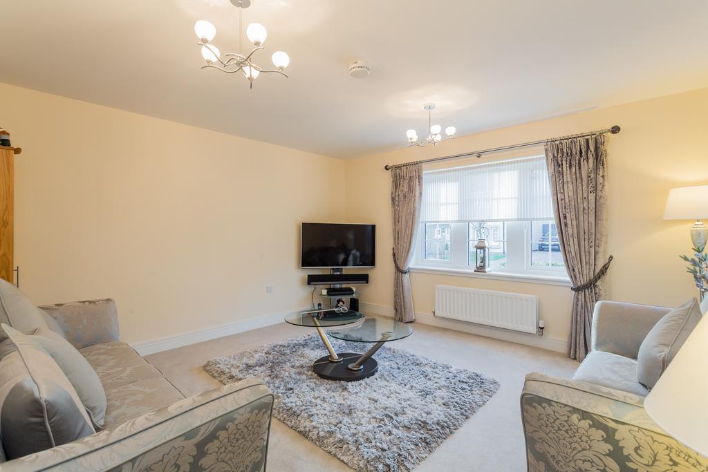 19 Mosshall Drive, PA7 5QL 4 bed detached house £385,000