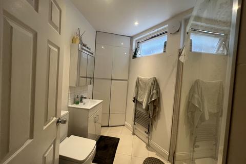 Studio to rent, Richmond Way, London W14