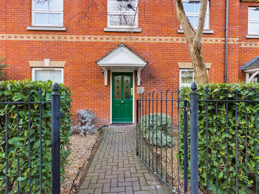 Victoria Mews, St. Judes Road, Englefield Green, Egham, TW20 2 bed