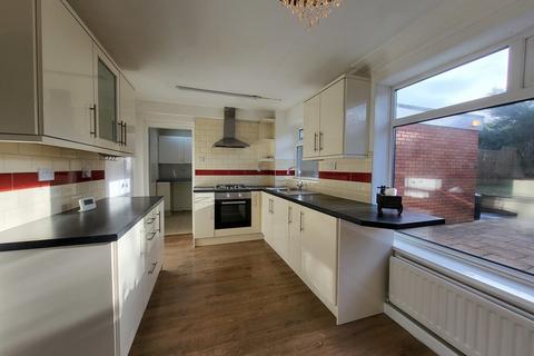 4 bedroom semi-detached house to rent, Barnfield Way, Stafford