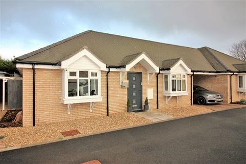2 bedroom detached bungalow for sale - Bramwood Road, Clacton on Sea