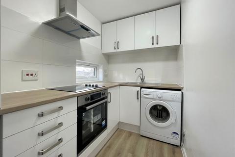 Studio to rent, Shinners Close, South Norwood