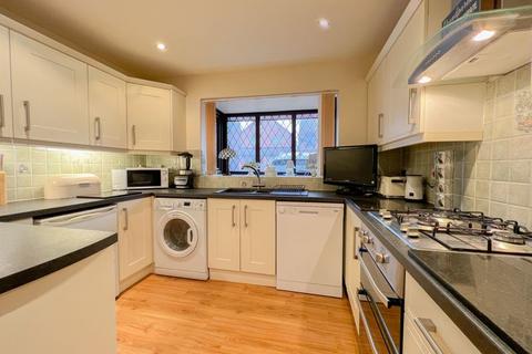 18 Old Lindens Close, Sutton Coldfield, B74 2EJ