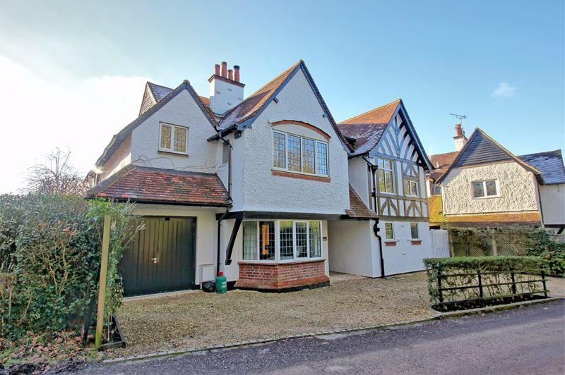 Private Estate, South Side, Chalfont St Peter 5 bed detached house for sale £1,750,000