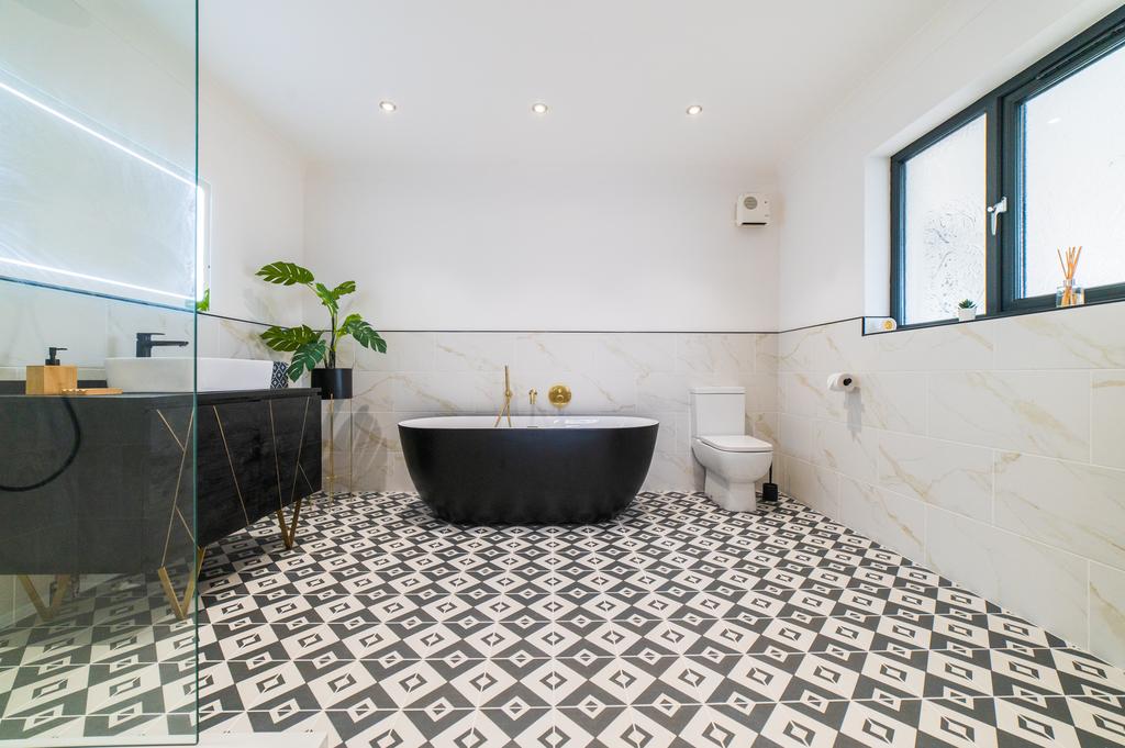 Ground floor bathroom/en suite