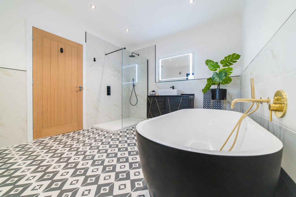 Ground floor bathroom/en suite (second image)