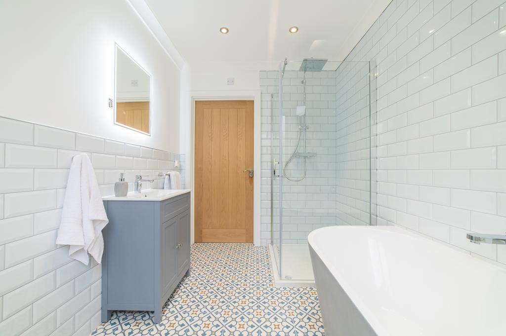 Family bathroom (second image)