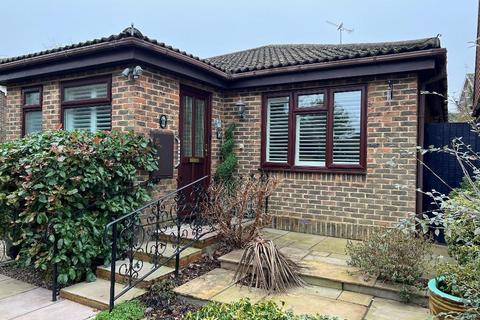 2 bedroom bungalow for sale, Chandlers Way, Steyning, West Sussex, BN44 3NG