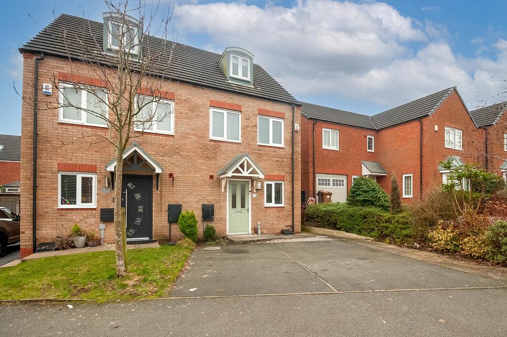 Newlove Avenue, St Helens, WA10 3 bed townhouse £195,000