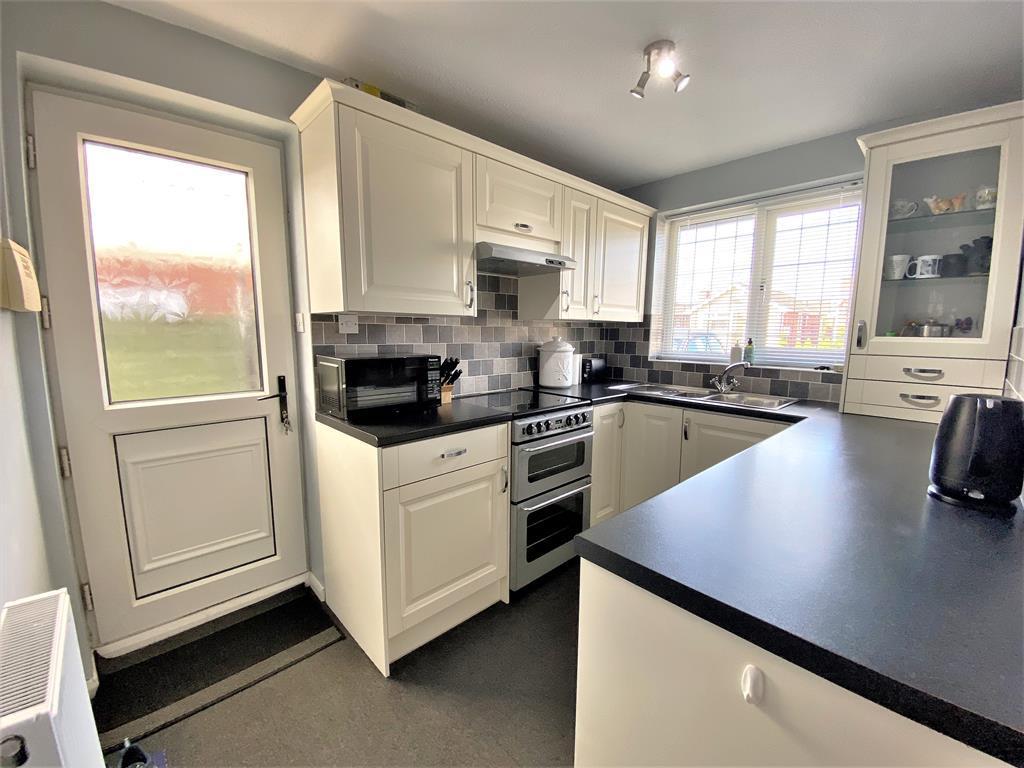 Far Moor Close, Harlington, Doncaster, DN5 7JP 2 bed bungalow £150,000