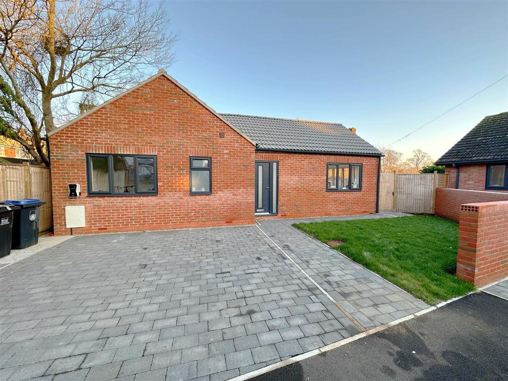 Hillside Road, StratfordUponAvon 2 bed detached bungalow for sale £