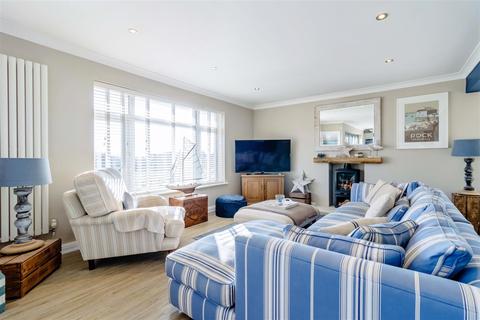 3 bedroom apartment for sale - Marine Crescent, Goring-By-Sea, Worthing
