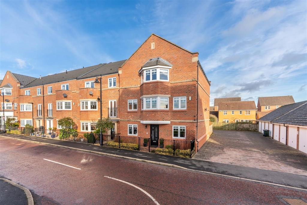 Featherstone Grove, Melbury, Great... 4 bed townhouse £399,000