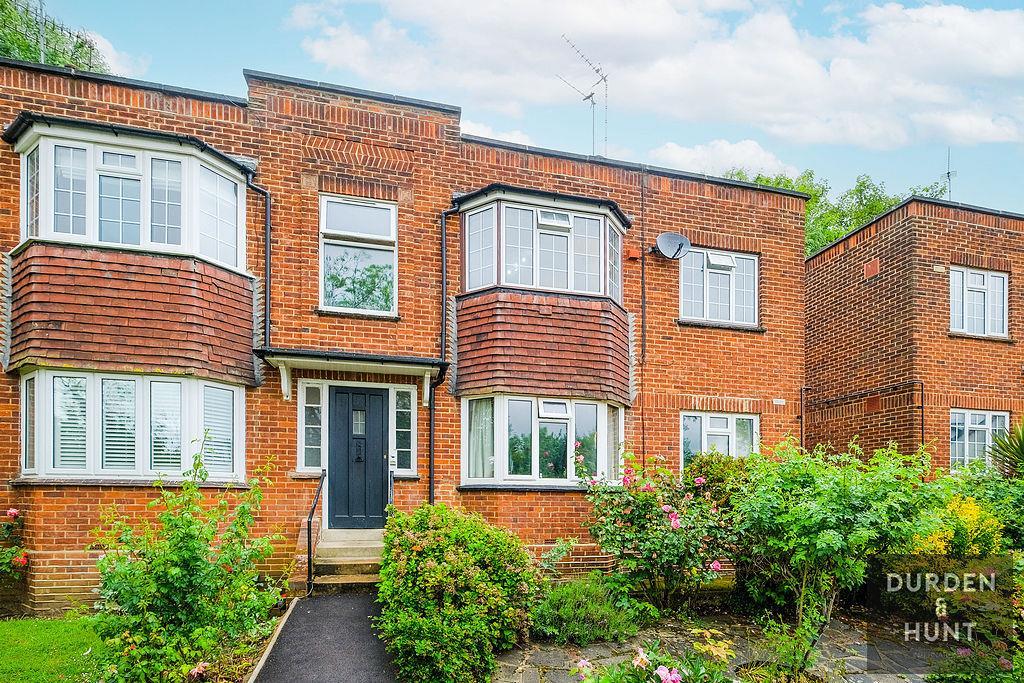 Crescent View, Loughton 2 bed apartment £1,400 pcm (£323 pw)