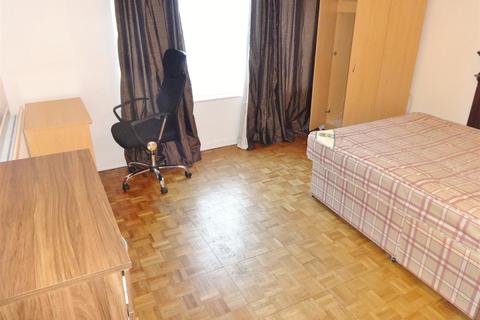 4 bedroom semi-detached house to rent - Newlyn Close, Hillingdon,