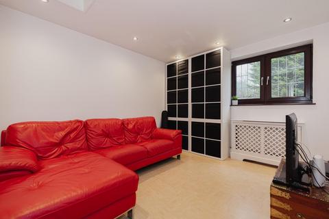 3 Stag Leys Close, Banstead, SM7 3AH
