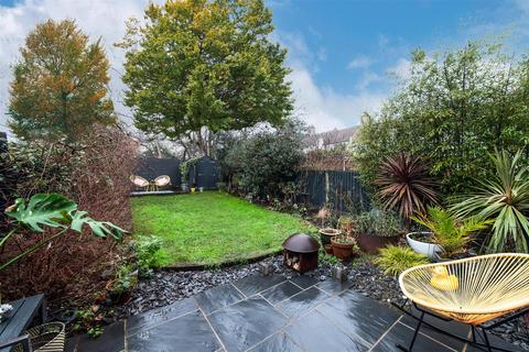 4 Woodgrange Avenue, London, N12 0PS