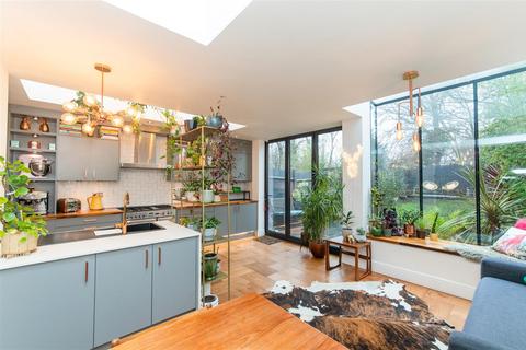4 Woodgrange Avenue, London, N12 0PS