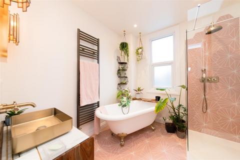 4 Woodgrange Avenue, London, N12 0PS