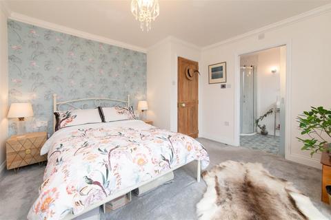 4 Woodgrange Avenue, London, N12 0PS