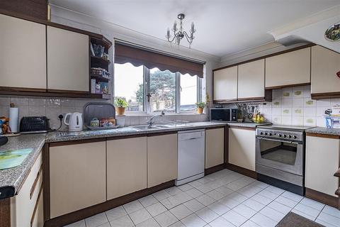 16 Hurst Road, Epsom, KT19 8SJ