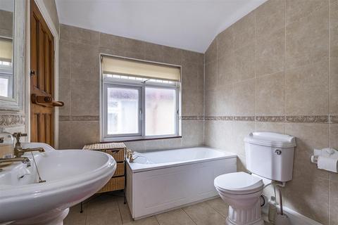 16 Hurst Road, Epsom, KT19 8SJ