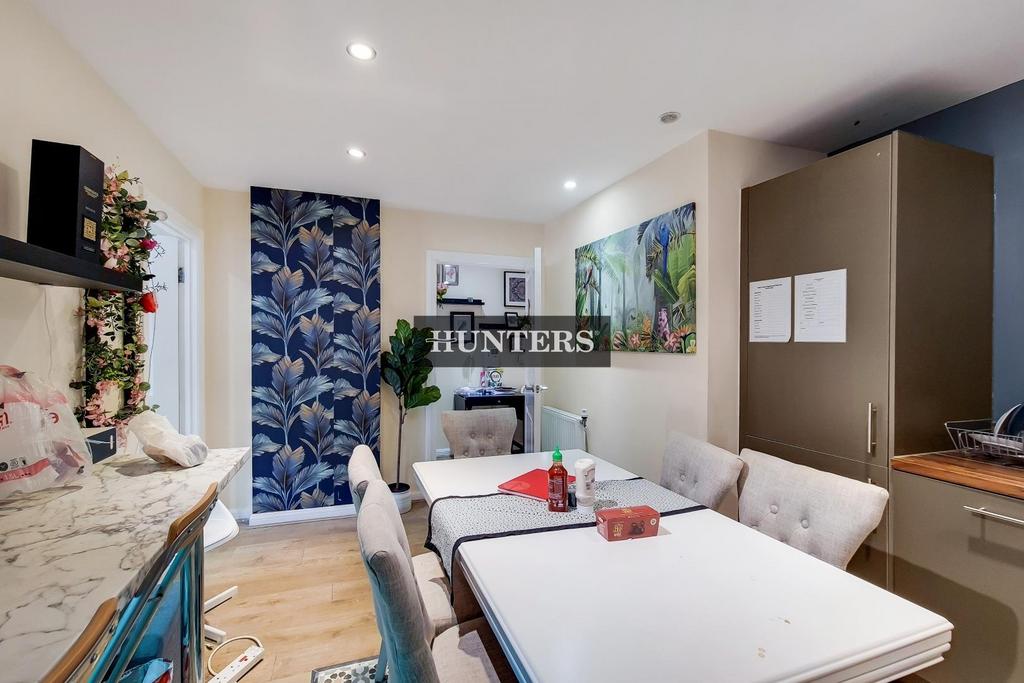 Coutts Court, London, E14 7GS 3 Bed Flat - £575,000