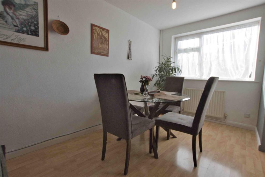 Ashdown Drive, Borehamwood 3 bed £335,000