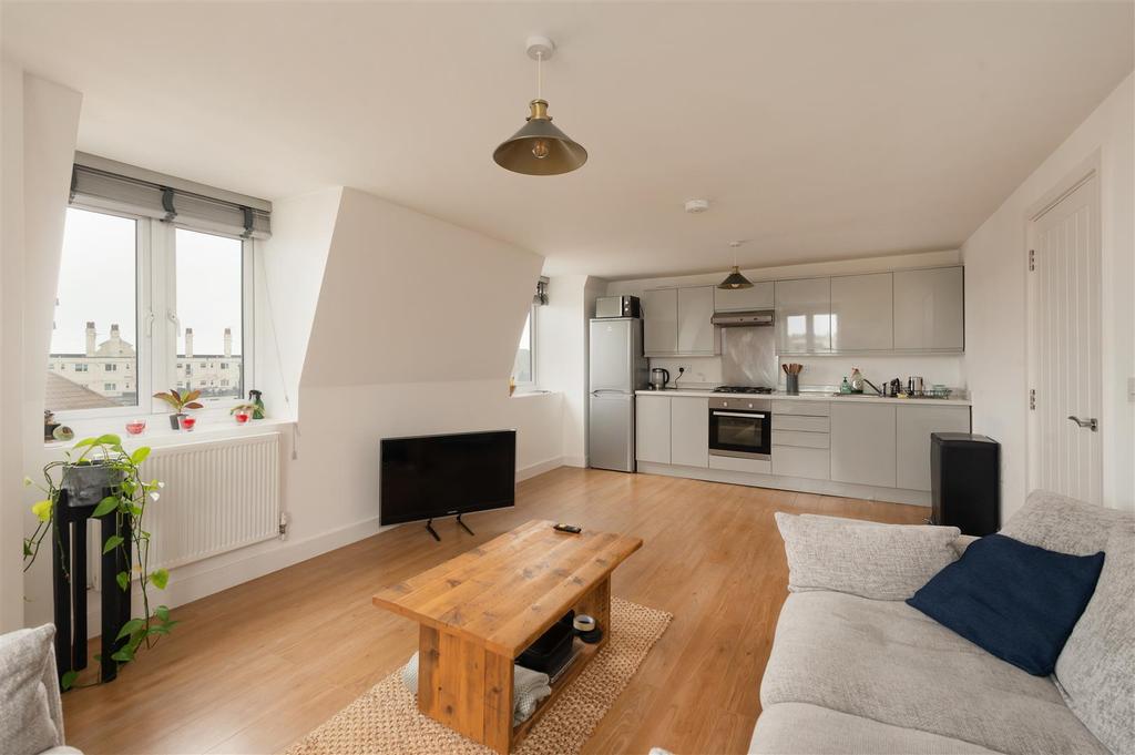St Annes Road, Tankerton, Whitstable 2 bed flat £835 pcm (£193 pw)