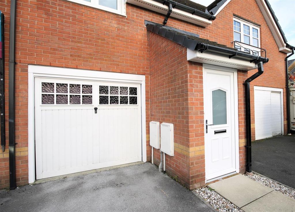 Hirst Avenue, Walkden, Manchester 2 bed apartment £800 pcm (£185 pw)