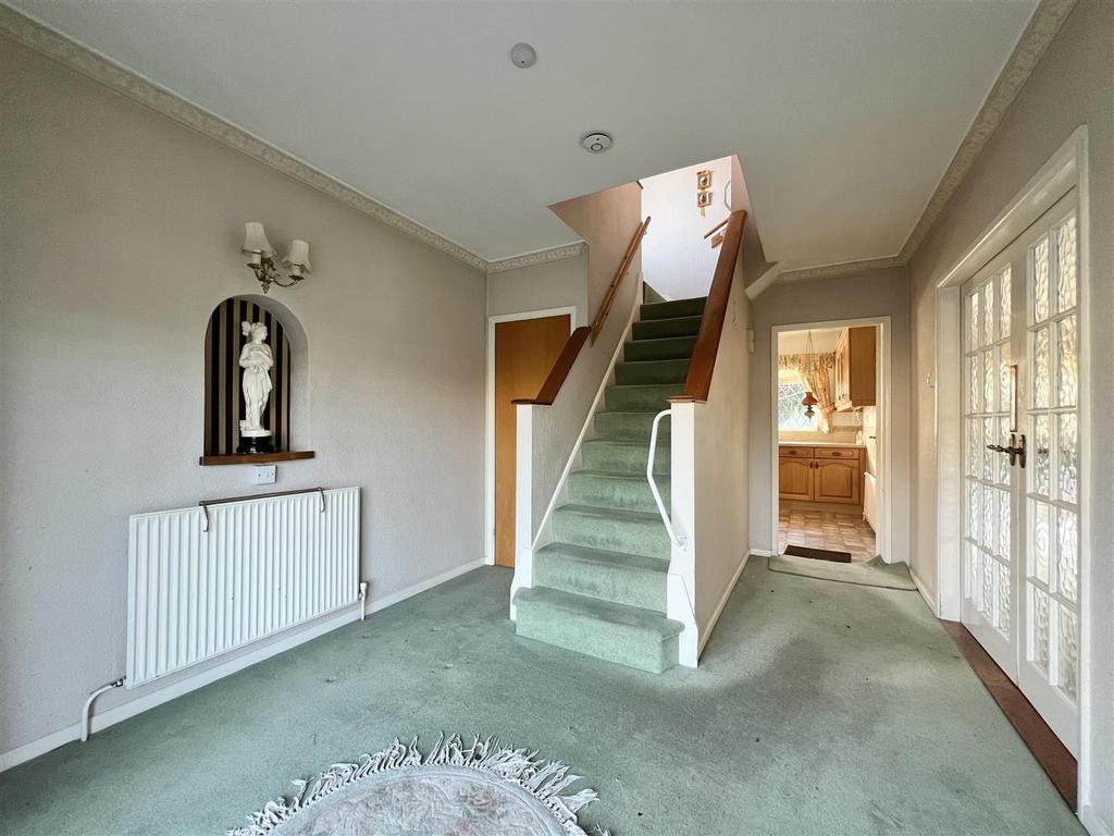 Lodge Crescent, Hagley, Stourbridge 3 bed detached house £550,000