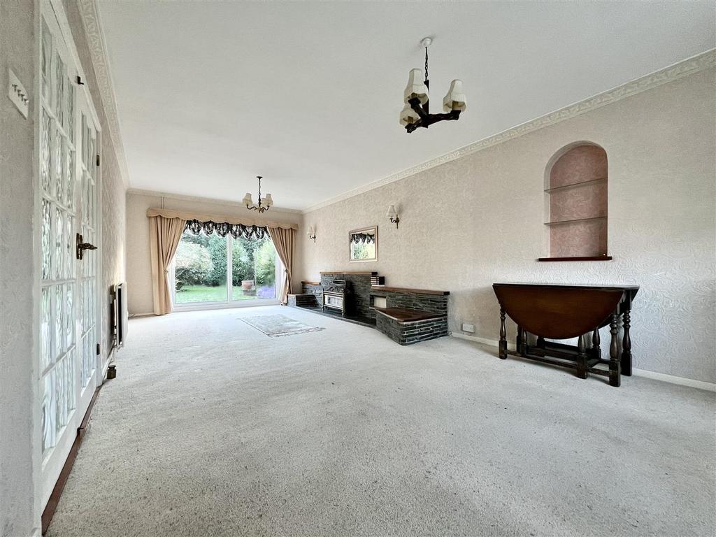 Lodge Crescent, Hagley, Stourbridge 3 bed detached house £550,000