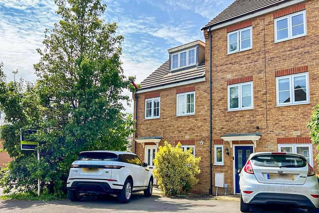 Cooper Drive, Leighton Buzzard 3 bed townhouse for sale £335,000
