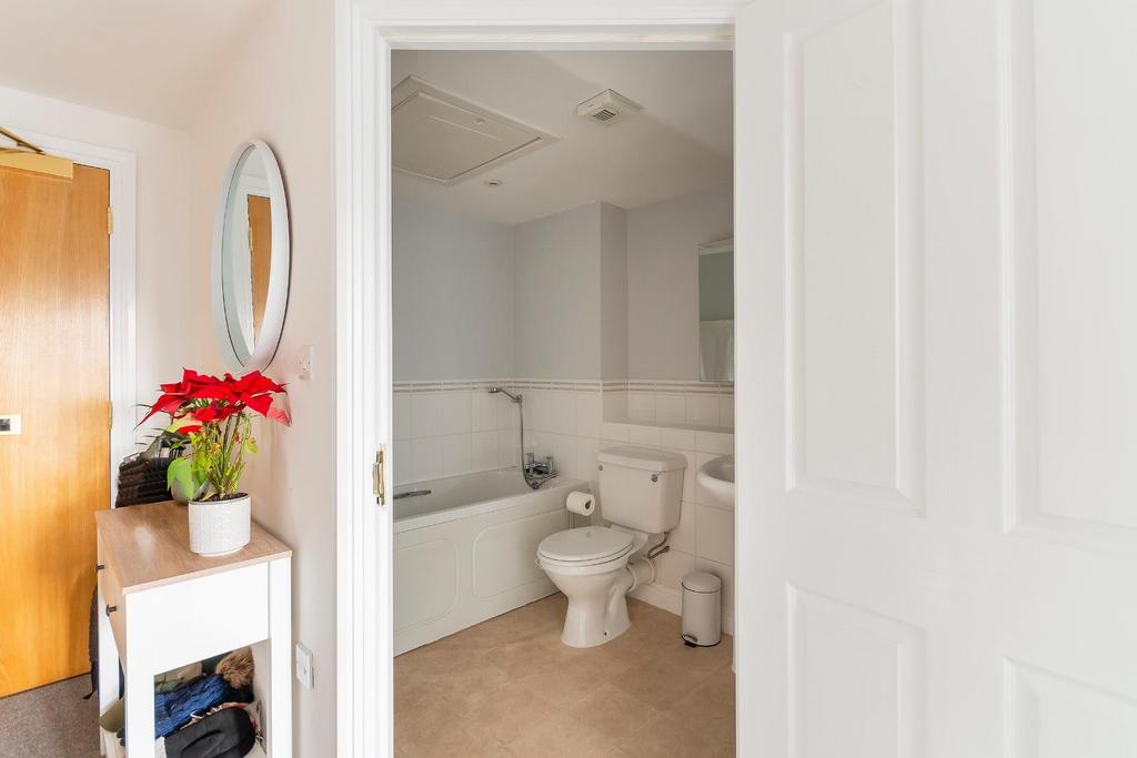 TRUOCSERIUQS16 - Bathroom C.jpg