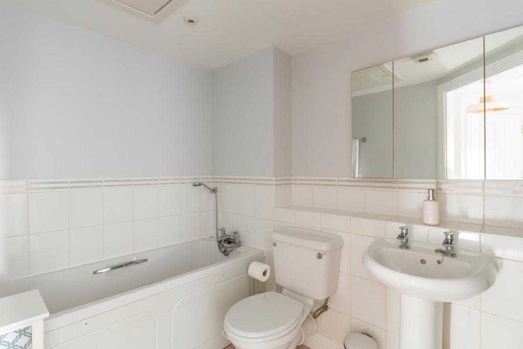 TRUOCSERIUQS16 - Bathroom B.jpg