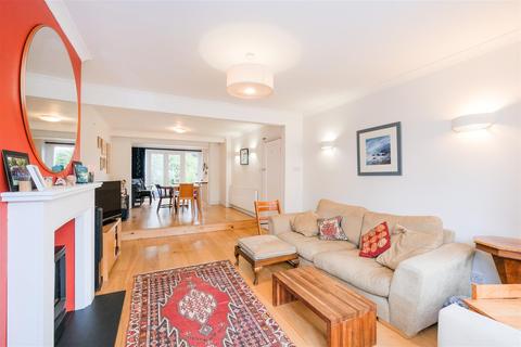 3 bedroom semi-detached house for sale - Elmcroft Close, Wanstead