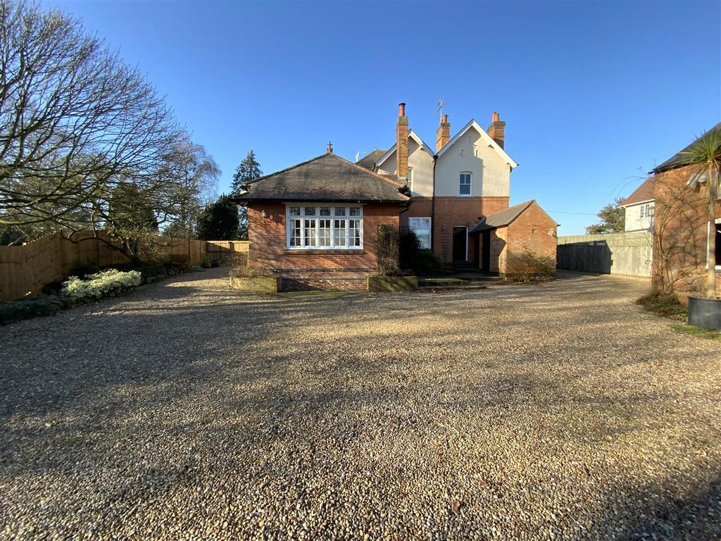 Lutterworth Road, Dunton Bassett... 5 bed detached house £650,000