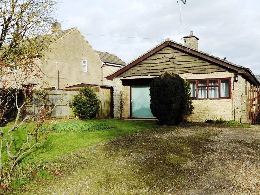 Lumber Lane, Paulerspury 3 bed detached bungalow £1,150 pcm (£265 pw)