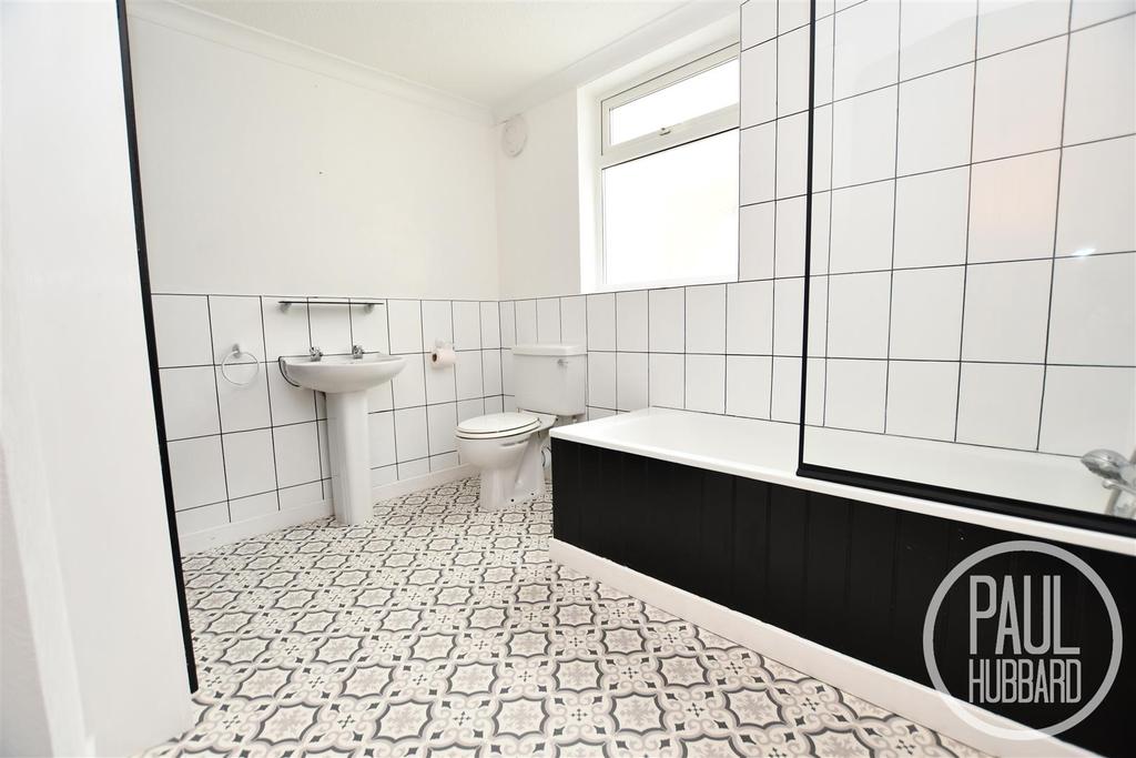 Lorne Park Road, Lowestoft 2 bed terraced house £170,000
