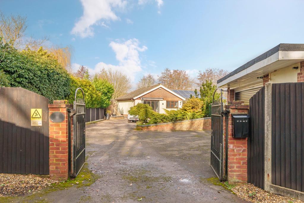Towpath, Shepperton, TW17 3 bed bungalow £1,000,000