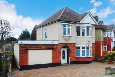3 bedroom detached house for sale - Bawdsey Avenue, Ilford, Essex