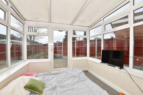 3 bedroom detached house for sale - Bawdsey Avenue, Ilford, Essex