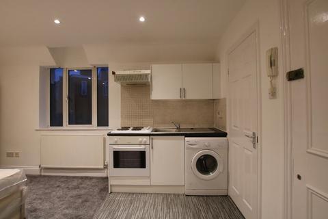 Studio to rent, St Pauls Avenue, Willesden Green, NW2