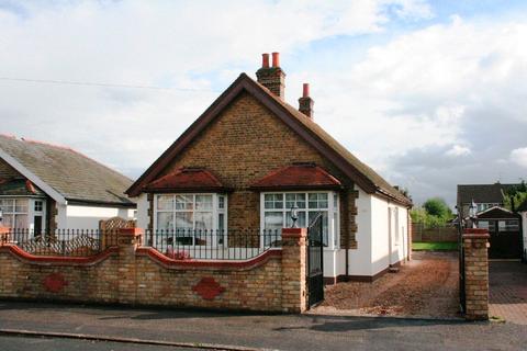 2 bedroom bungalow for sale - Meadfield Road, Langley, Berkshire, SL3