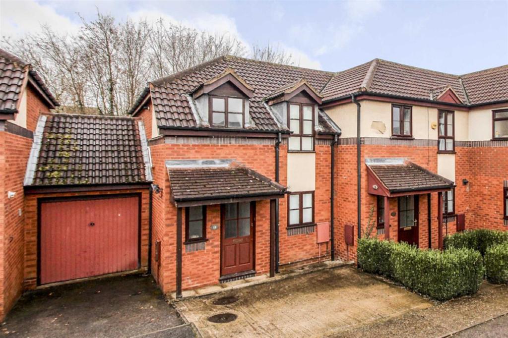 Wallmead Gardens, Loughton 3 bed end of terrace house £1,395 pcm (£322 pw)